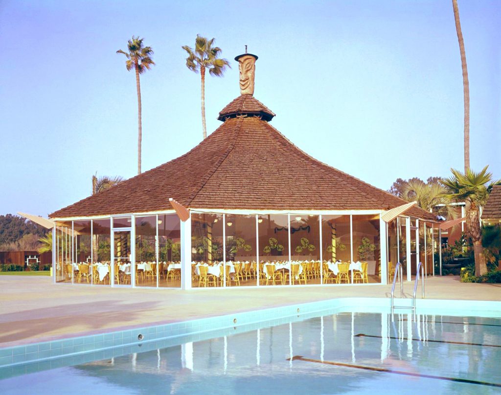 Tiki Hut, Town and Country Hotel.