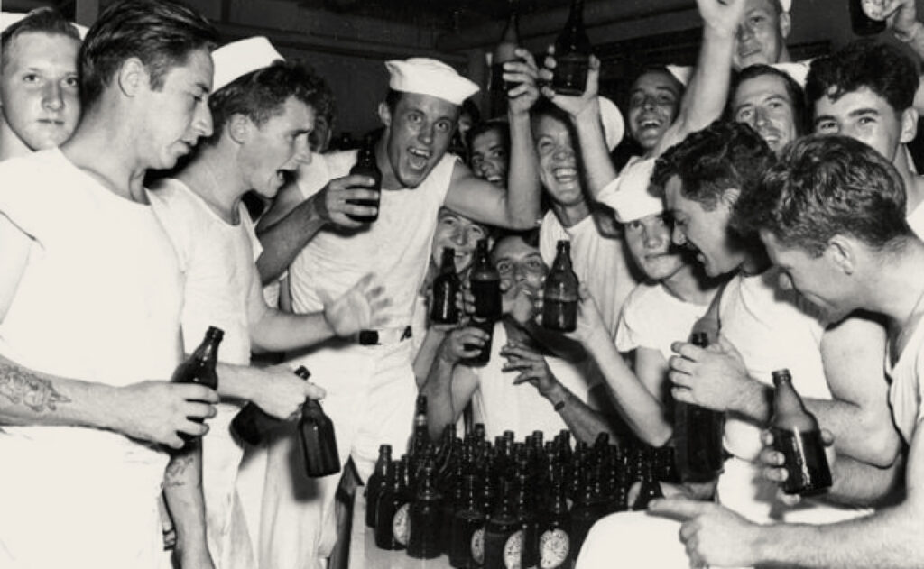 1940s-Sailors-at-The-Hole